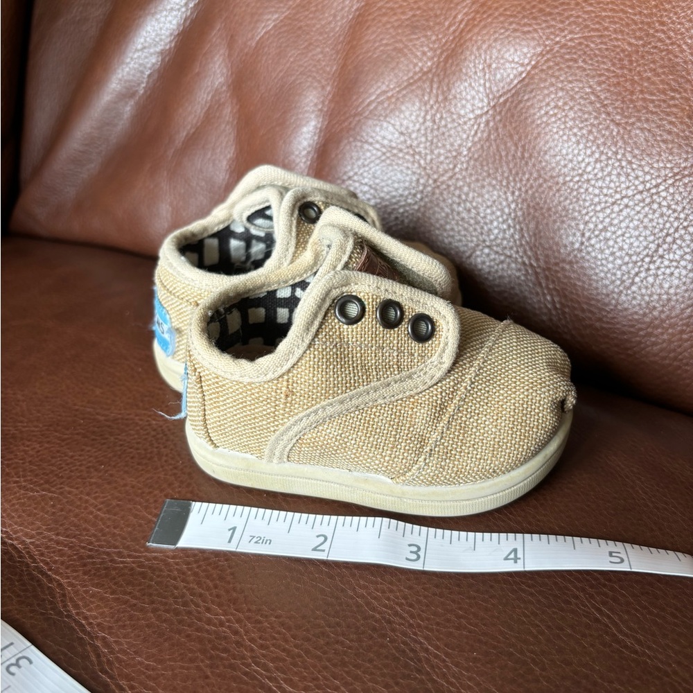 Toms Baby Shoes Size 3 in cream Tan Color Easy On boy girl unisex - Picture 7 of 9